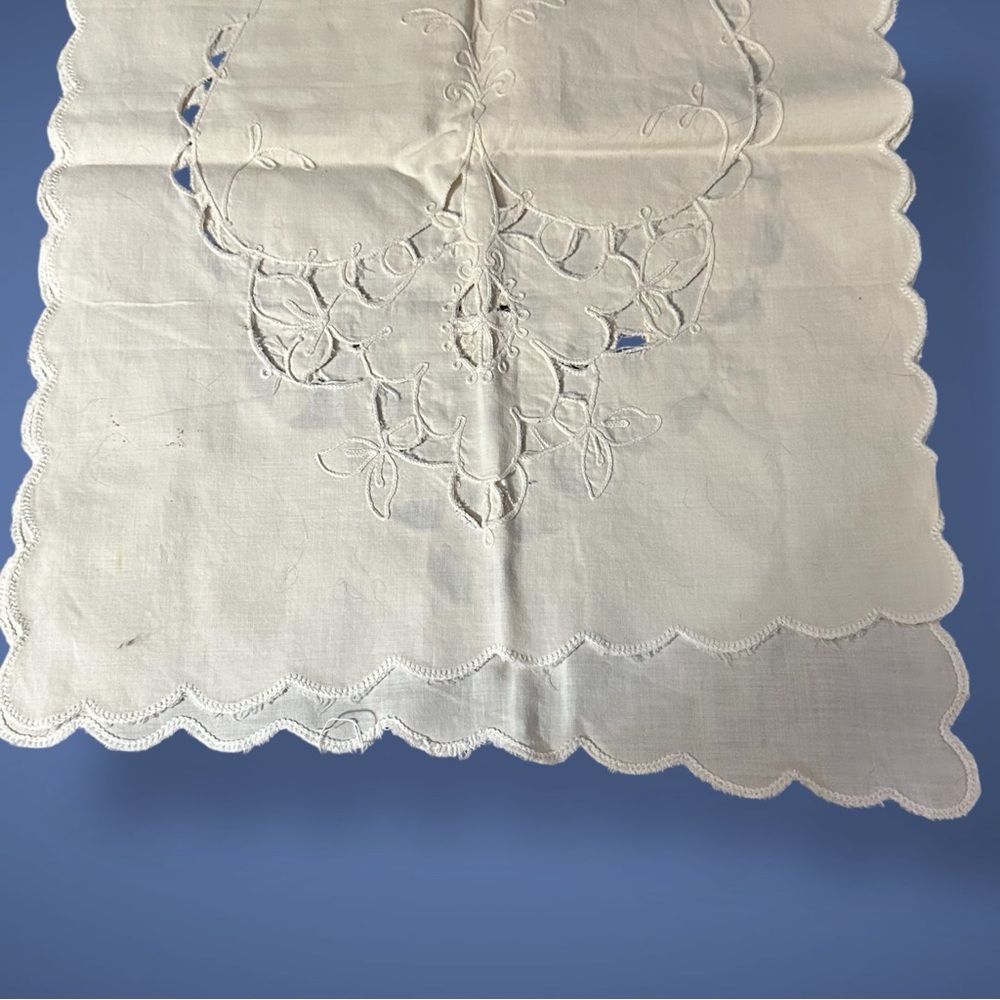 Embroidered Scalloped Edge Table Linen - White